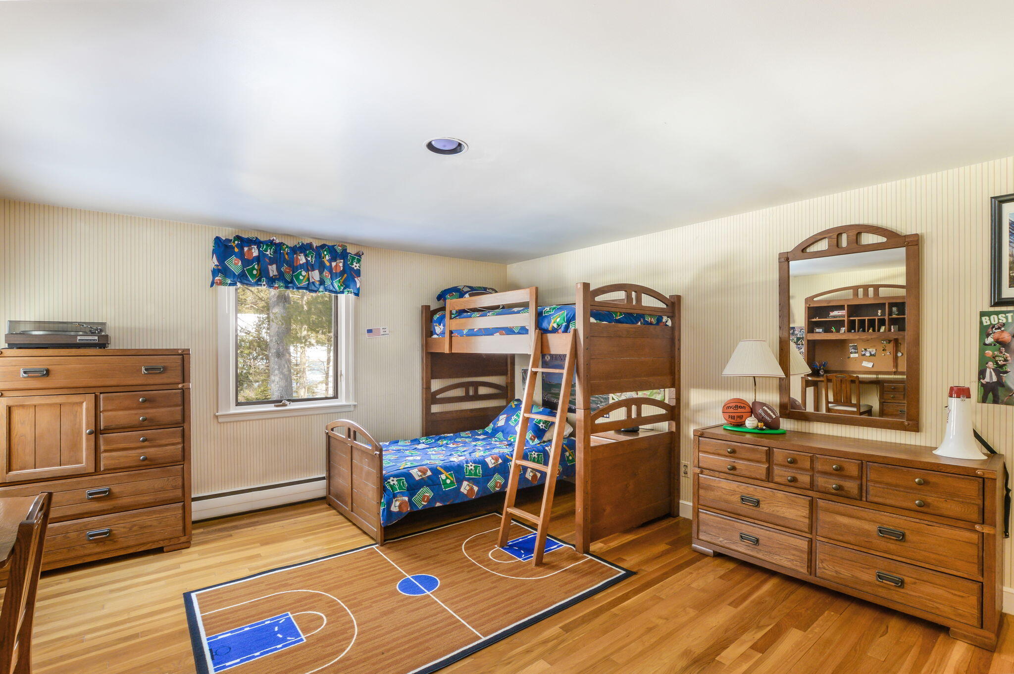 Weston, Massachusetts 02493, United States, 5 Bedrooms Bedrooms, ,3 BathroomsBathrooms,Residential,Pending,77794