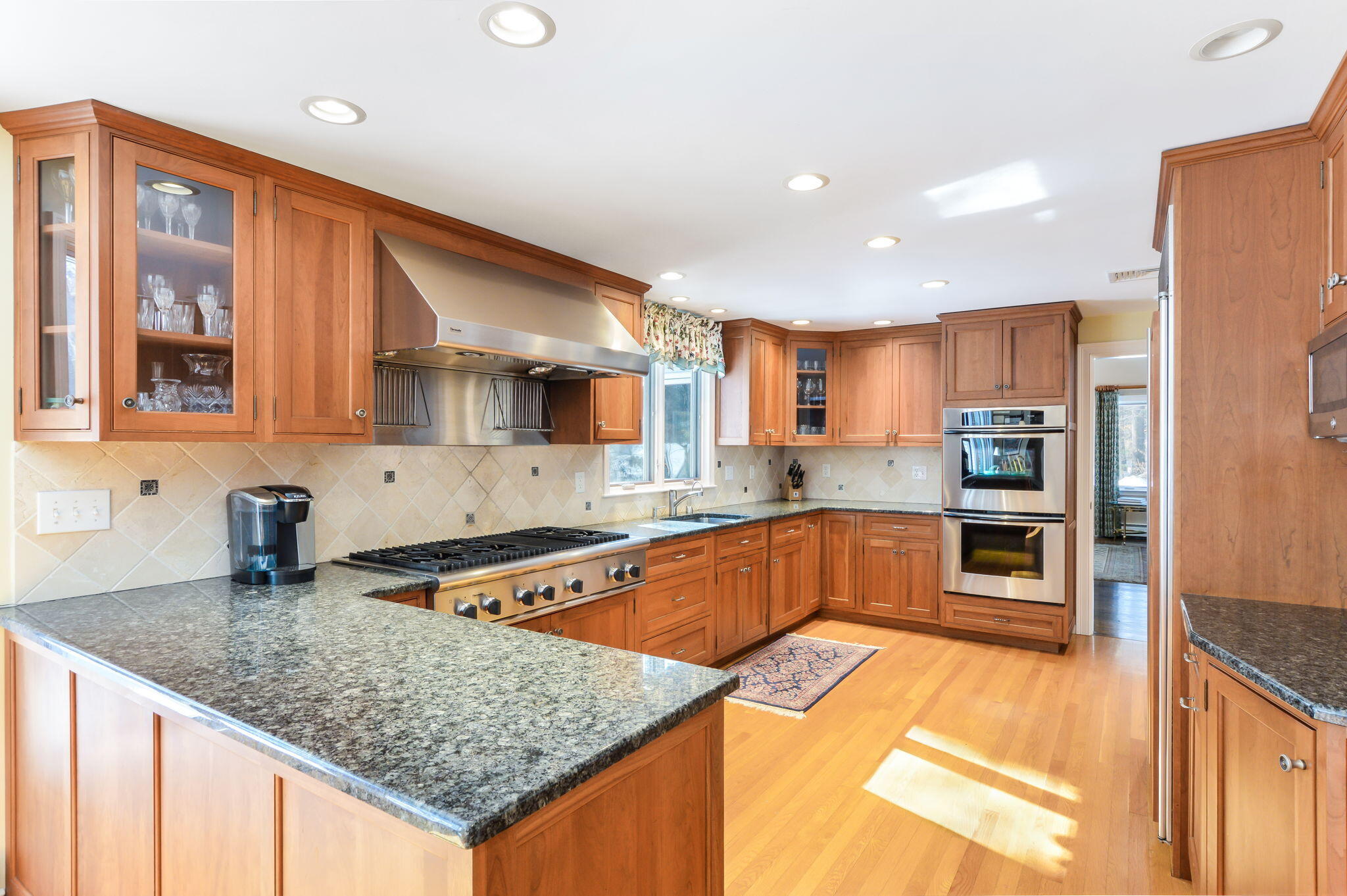 Weston, Massachusetts 02493, United States, 5 Bedrooms Bedrooms, ,3 BathroomsBathrooms,Residential,Pending,77794