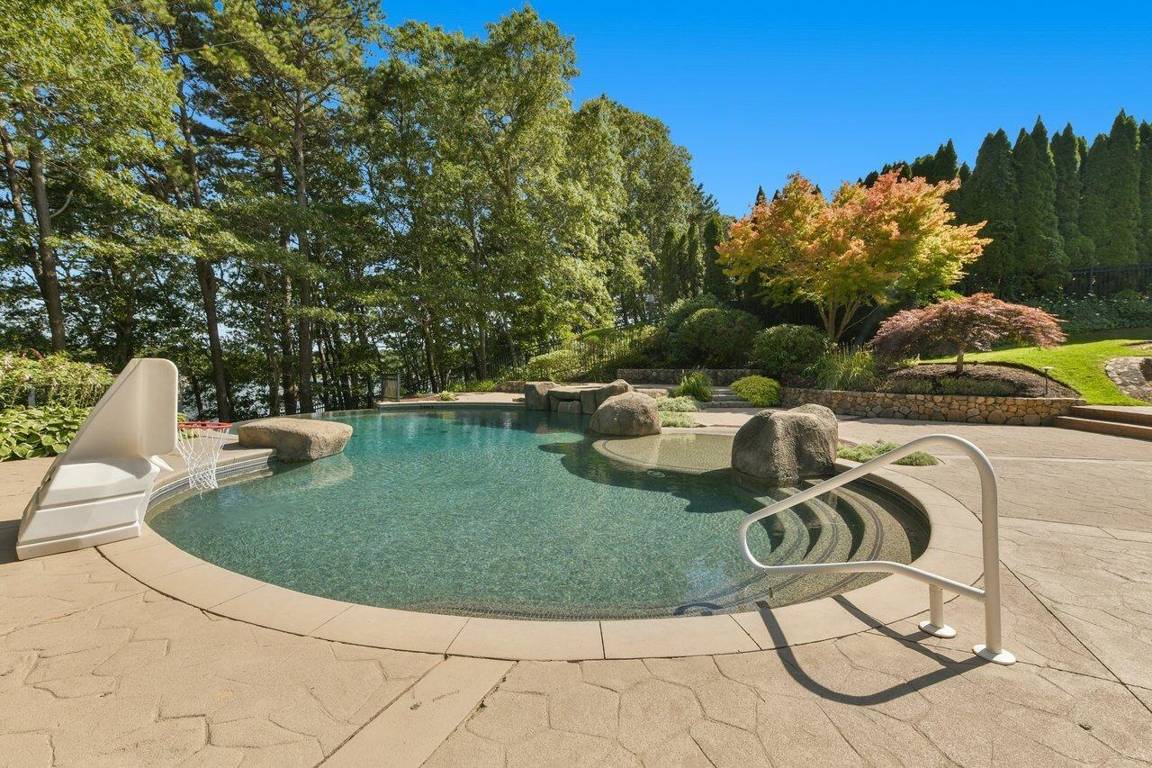 Mashpee, Massachusetts 02649, United States, 6 Bedrooms Bedrooms, ,8 BathroomsBathrooms,Residential,Active,190578