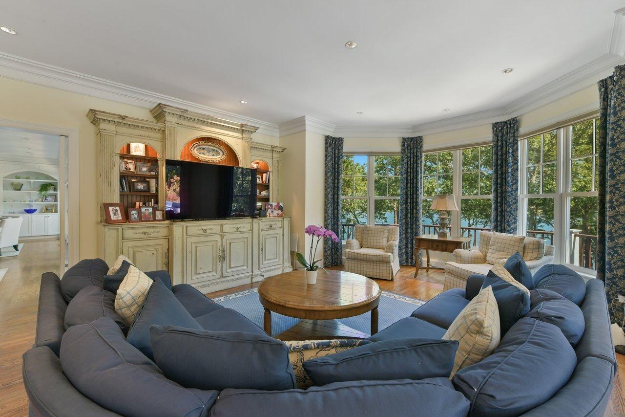 Mashpee, Massachusetts 02649, United States, 6 Bedrooms Bedrooms, ,8 BathroomsBathrooms,Residential,Active,190578