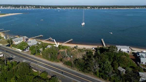 11 BEACH RD, OAK BLUFFS, MA 02557 - Image bd0c5ffc3cfcb4a7ac75cd92b04cb1fe/3896665833