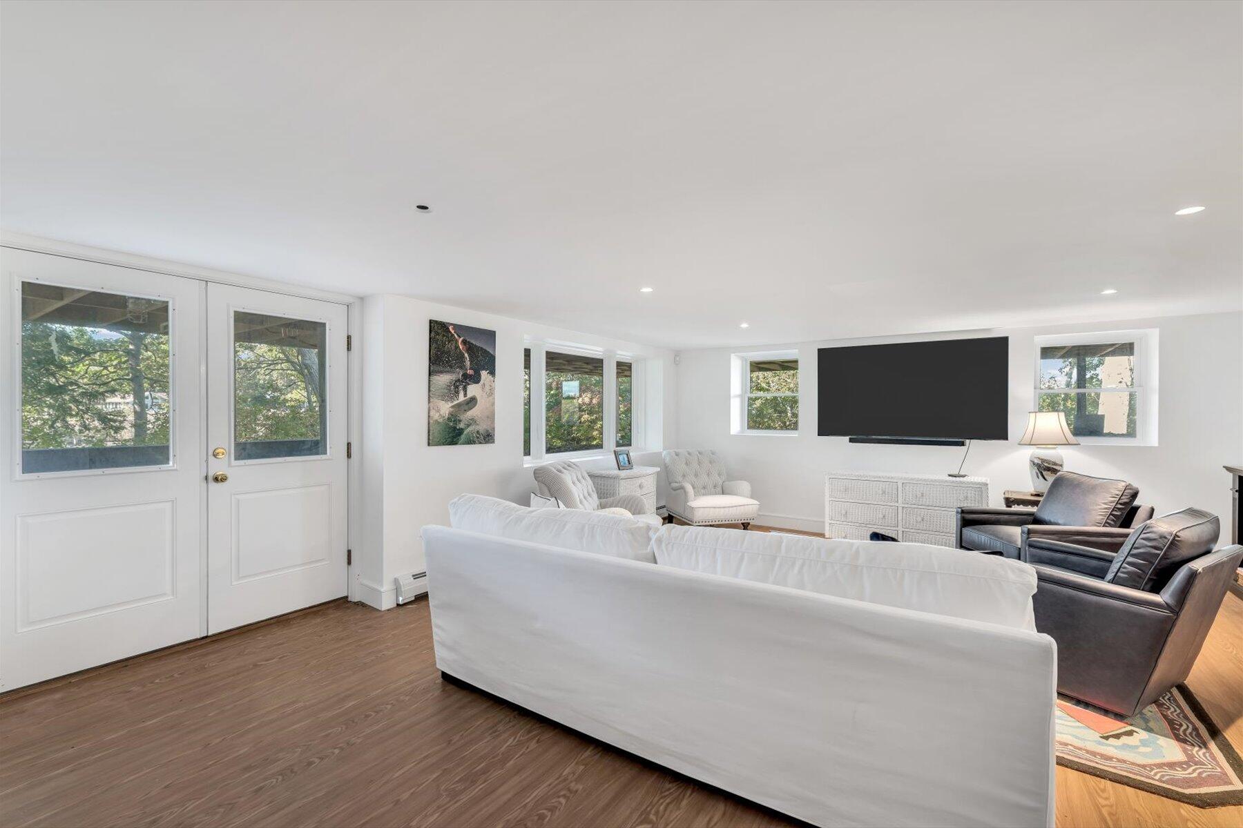 Hyannis, Massachusetts 02601, United States, 3 Bedrooms Bedrooms, ,6 BathroomsBathrooms,Residential,Pending,9663