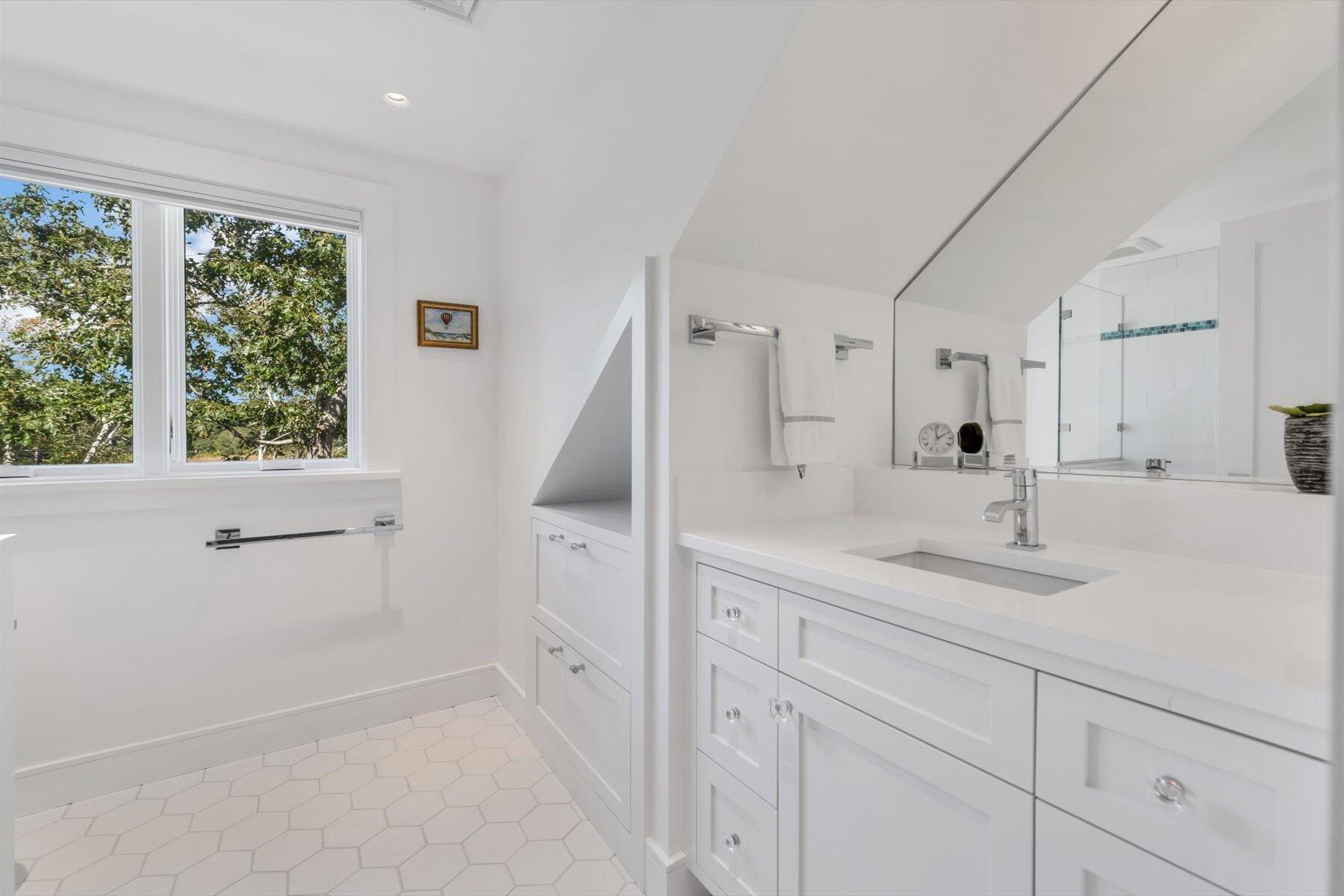 Hyannis, Massachusetts 02601, United States, 3 Bedrooms Bedrooms, ,6 BathroomsBathrooms,Residential,Pending,9663