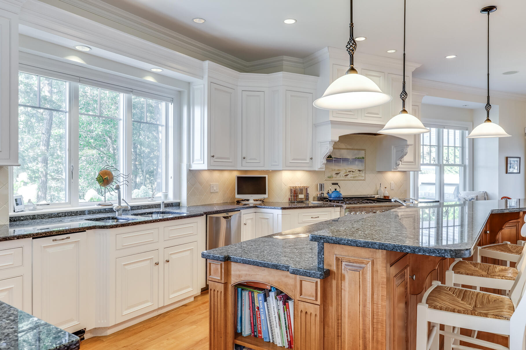 Marstons Mills, Massachusetts 02648, United States, 5 Bedrooms Bedrooms, ,6 BathroomsBathrooms,Residential,Pending,44584