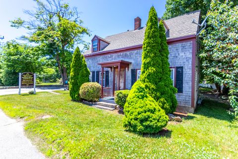 Duplex in East Falmouth MA 122-124 Teaticket Highway 1.jpg