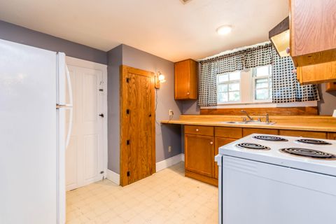 Duplex in East Falmouth MA 122-124 Teaticket Highway 20.jpg