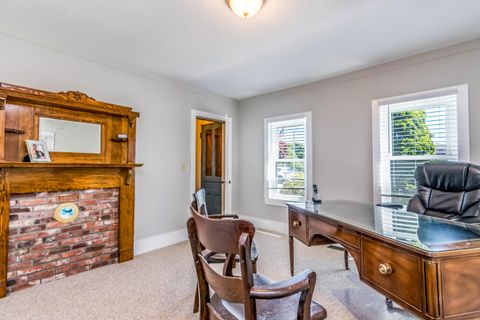 Duplex in East Falmouth MA 122-124 Teaticket Highway 7.jpg