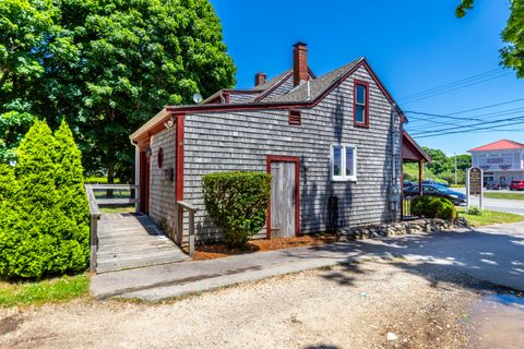 Duplex in East Falmouth MA 122-124 Teaticket Highway 32.jpg