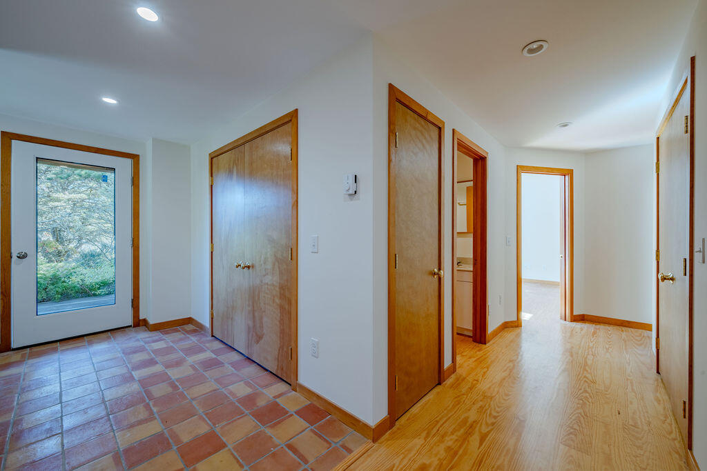 Wellfleet, Massachusetts 02667, United States, 3 Bedrooms Bedrooms, ,2 BathroomsBathrooms,Residential,Pending,226390