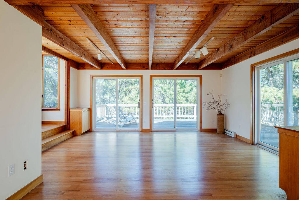 Wellfleet, Massachusetts 02667, United States, 3 Bedrooms Bedrooms, ,2 BathroomsBathrooms,Residential,Pending,226390