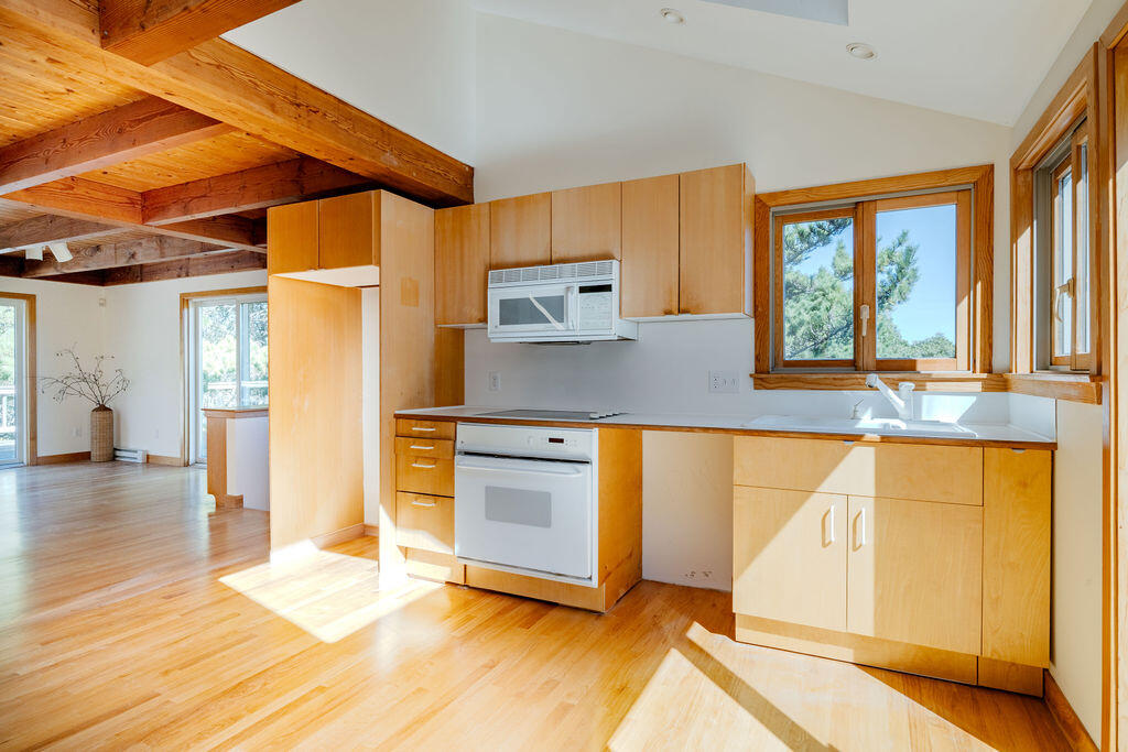 Wellfleet, Massachusetts 02667, United States, 3 Bedrooms Bedrooms, ,2 BathroomsBathrooms,Residential,Pending,226390