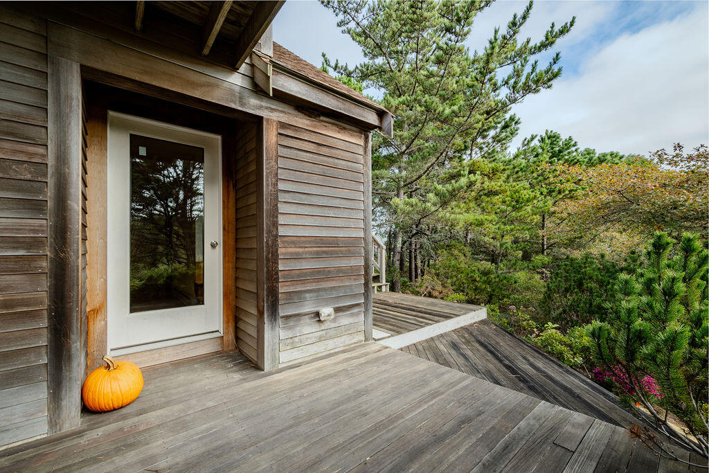 Wellfleet, Massachusetts 02667, United States, 3 Bedrooms Bedrooms, ,2 BathroomsBathrooms,Residential,Pending,226390