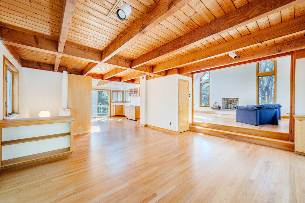 Wellfleet, Massachusetts 02667, United States, 3 Bedrooms Bedrooms, ,2 BathroomsBathrooms,Residential,Pending,226390