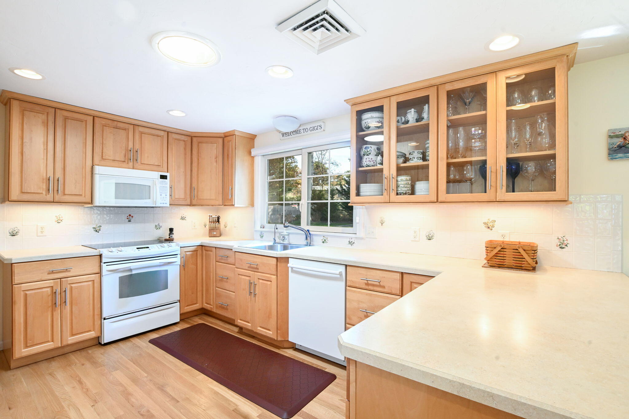 East Dennis, Massachusetts 02641, United States, 3 Bedrooms Bedrooms, ,3 BathroomsBathrooms,Residential,Active,241044