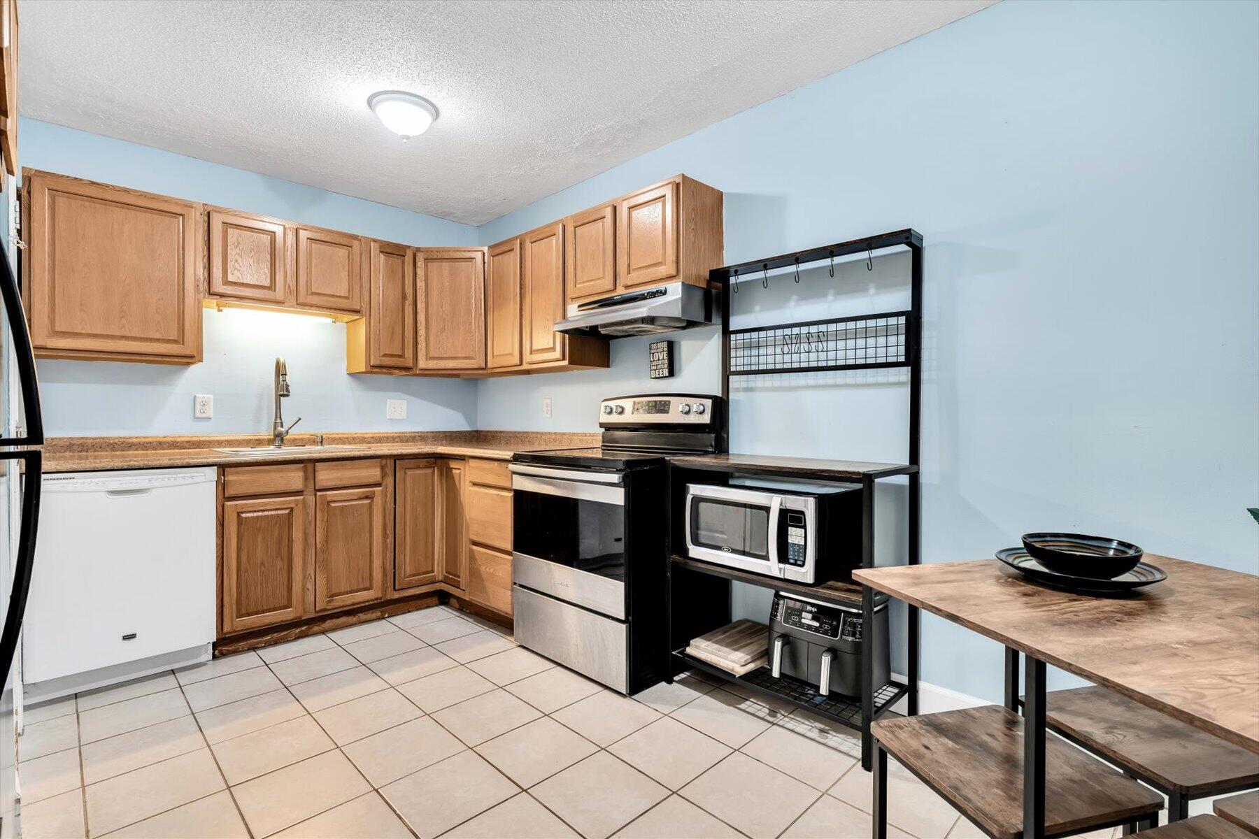 Plymouth, Massachusetts 02360, United States, 2 Bedrooms Bedrooms, ,1 BathroomBathrooms,Residential,Active,234433