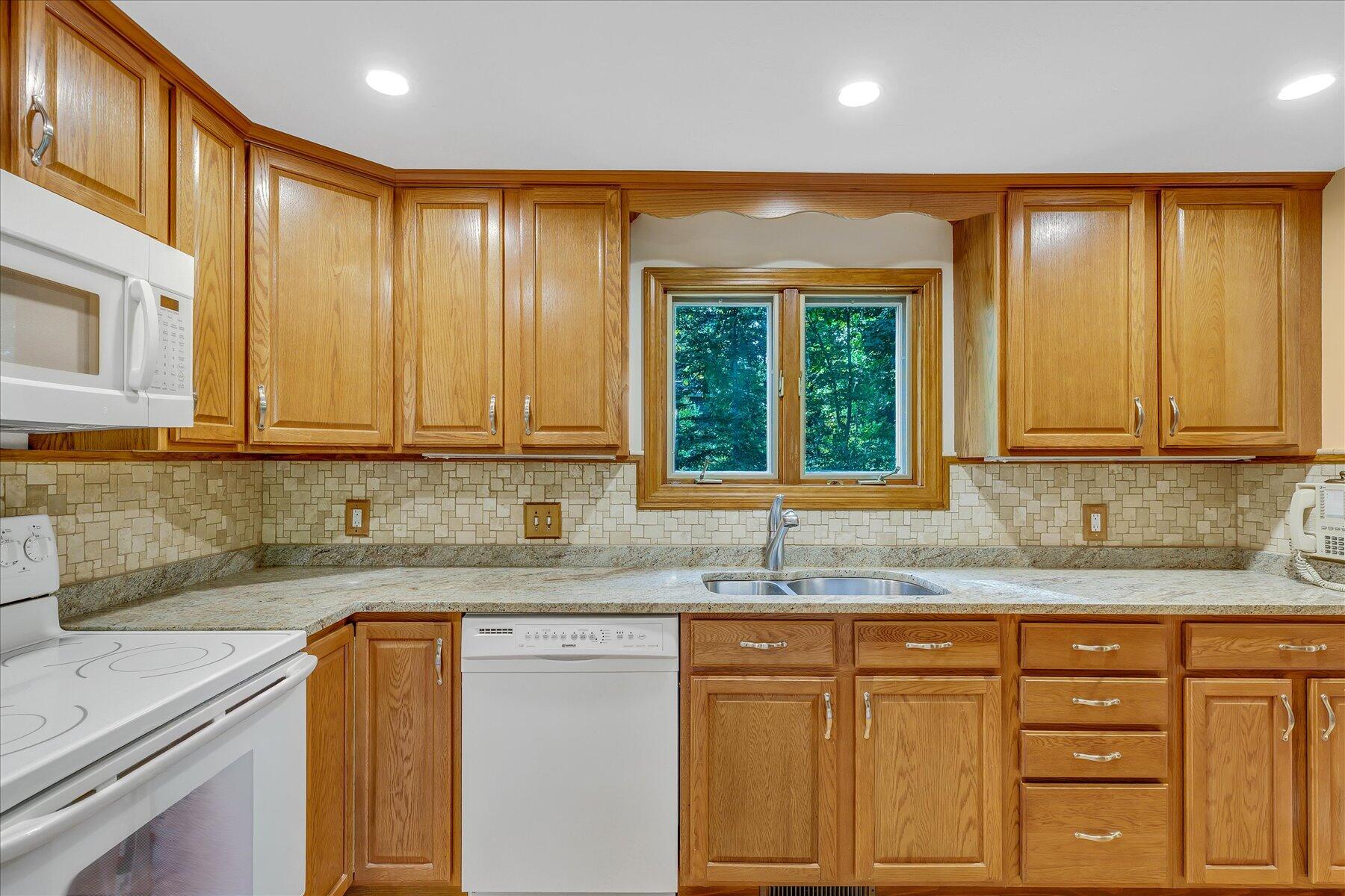 Sandwich, Massachusetts 02563, United States, 3 Bedrooms Bedrooms, ,2 BathroomsBathrooms,Residential,Active,220515