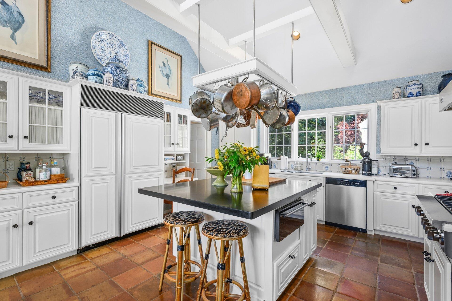 Osterville, Massachusetts 02655, United States, 5 Bedrooms Bedrooms, ,6 BathroomsBathrooms,Residential,Active,210380