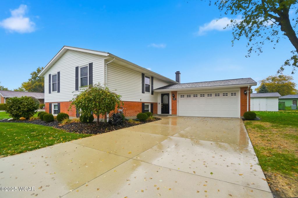 Photo of 808 Aster Drive, Wapakoneta, OH 45895 (MLS # 308687)