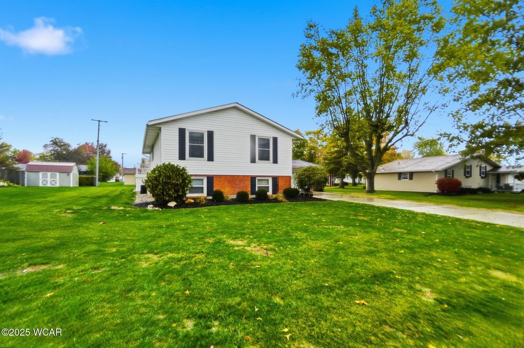 Photo of 808 Aster Drive, Wapakoneta, OH 45895 (MLS # 308687)