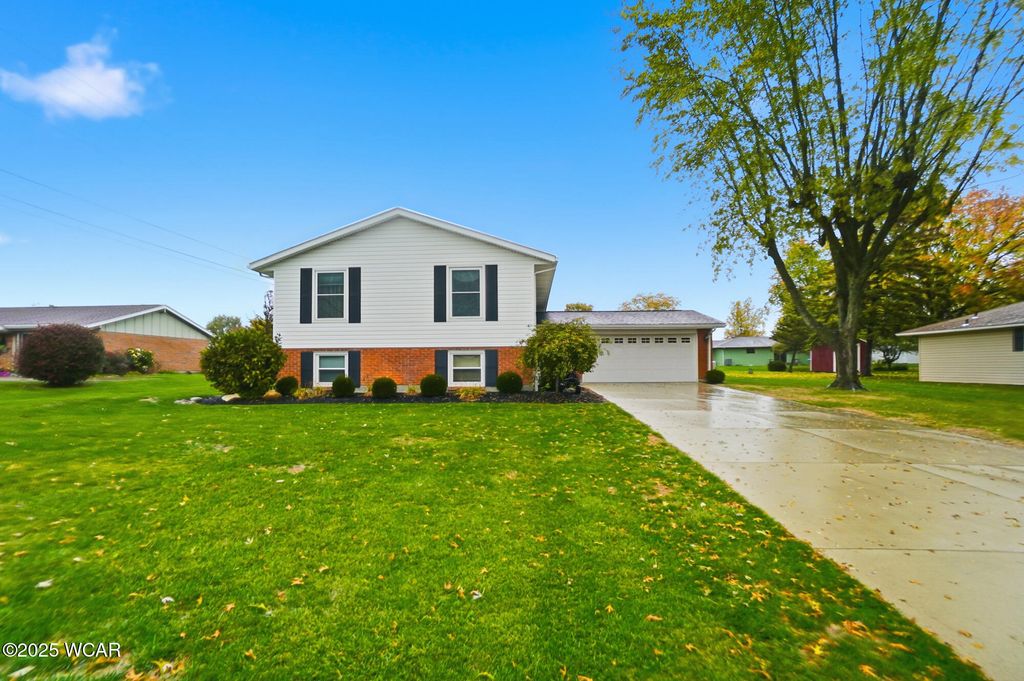 Photo of 808 Aster Drive, Wapakoneta, OH 45895 (MLS # 308687)