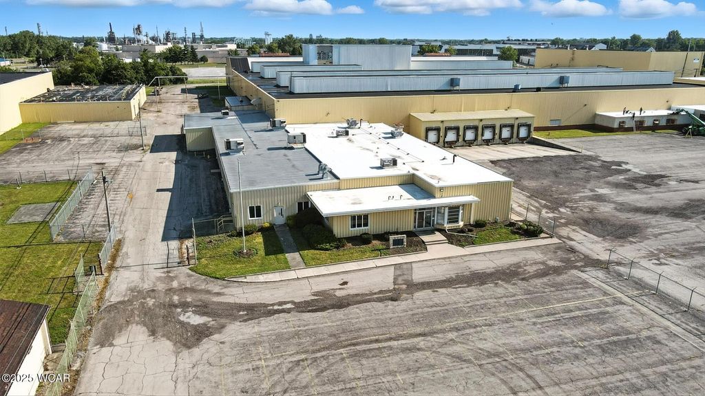 Photo of 750 Buckeye Road #B1, Lima, OH 45804 (MLS # 307900)