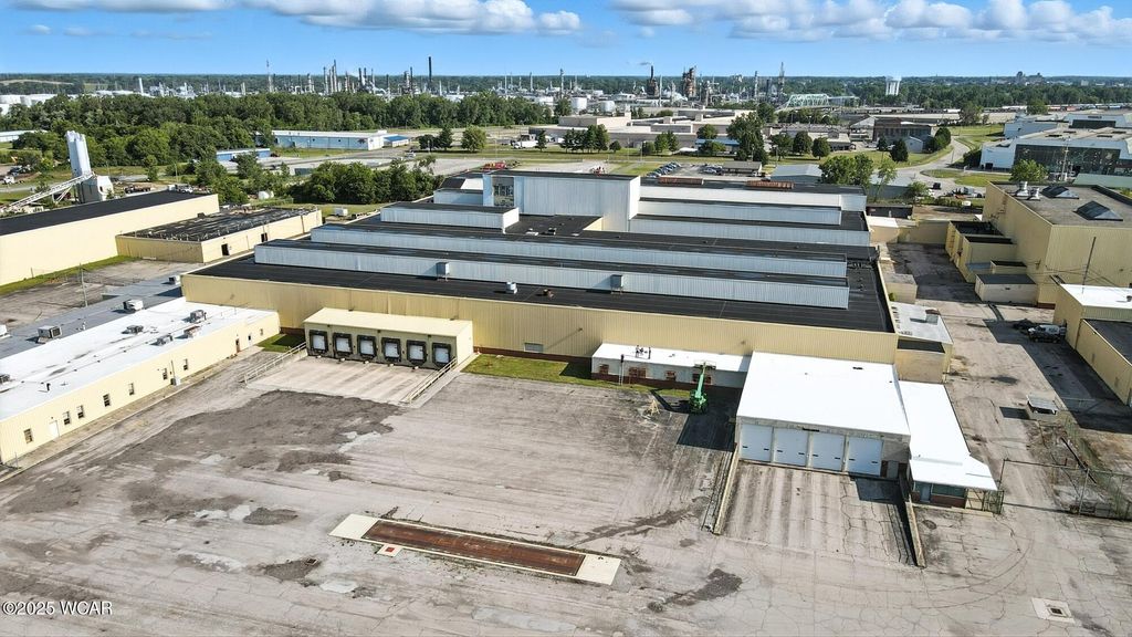 Photo of 750 Buckeye Road #B1, Lima, OH 45804 (MLS # 307900)