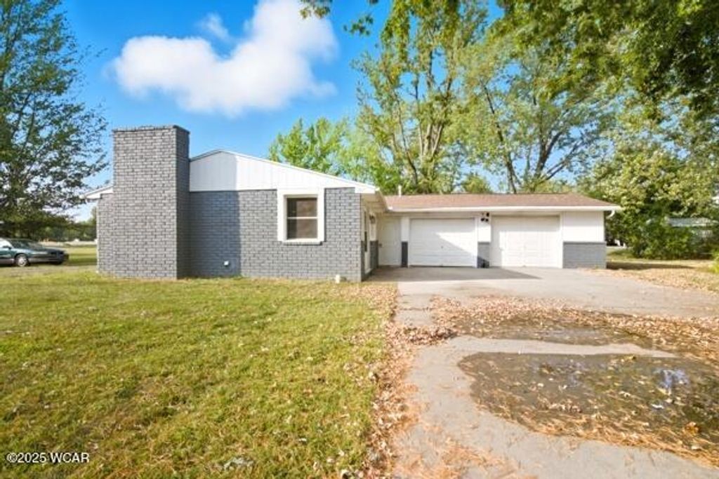 Photo of 207 E Hoffman Street, Ohio City, OH 45874 (MLS # 308263)