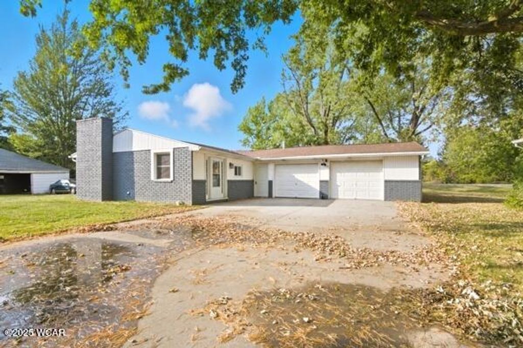 Photo of 207 E Hoffman Street, Ohio City, OH 45874 (MLS # 308263)