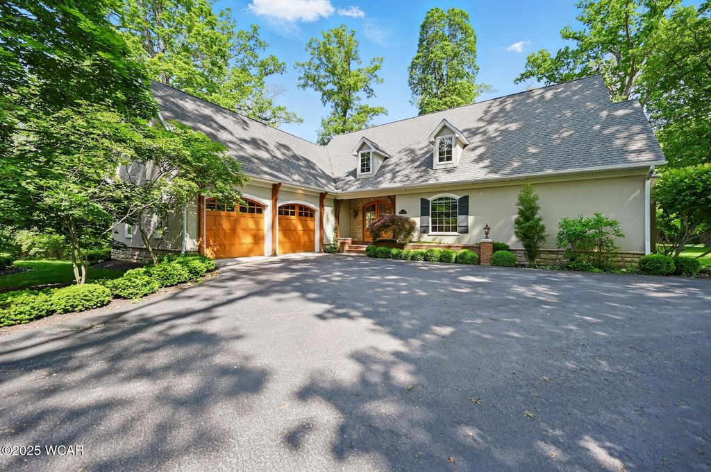 Photo of 7 Estate Drive, Lima, OH 45805 (MLS # 306943)