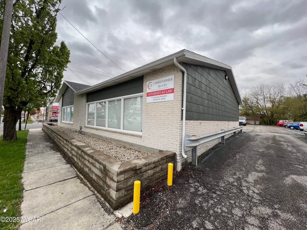 Photo of 1214 Bellefontaine Avenue #B, Lima, OH 45804 (MLS # 307018)