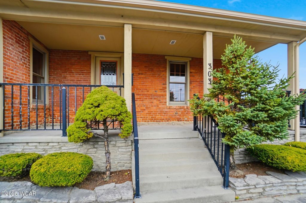 Photo of 303 E High Street, Lima, OH 45801 (MLS # 308731)