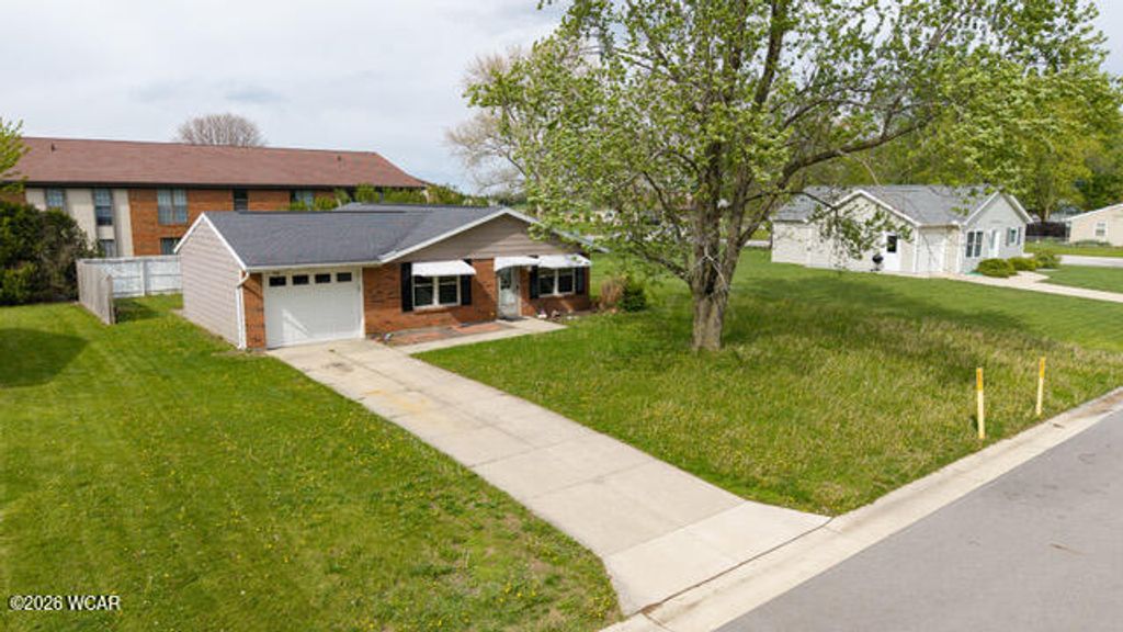 Photo of 904 Daisy Drive, Wapakoneta, OH 45895 (MLS # 310062)