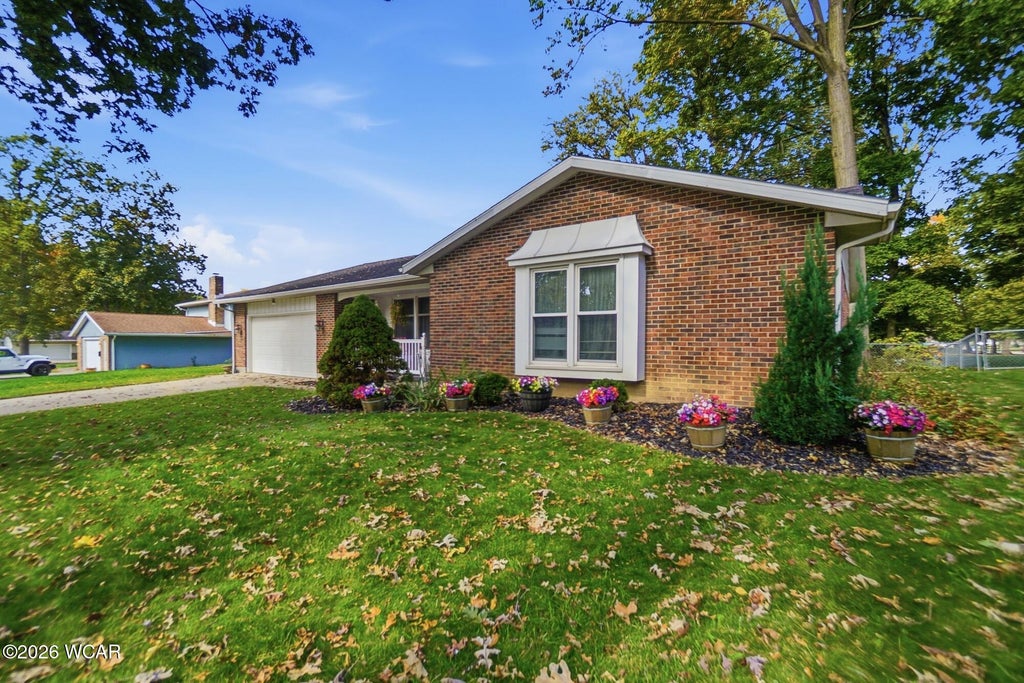 Photo of 105 Barnsbury Drive, Lima, OH 45804 (MLS # 311972)