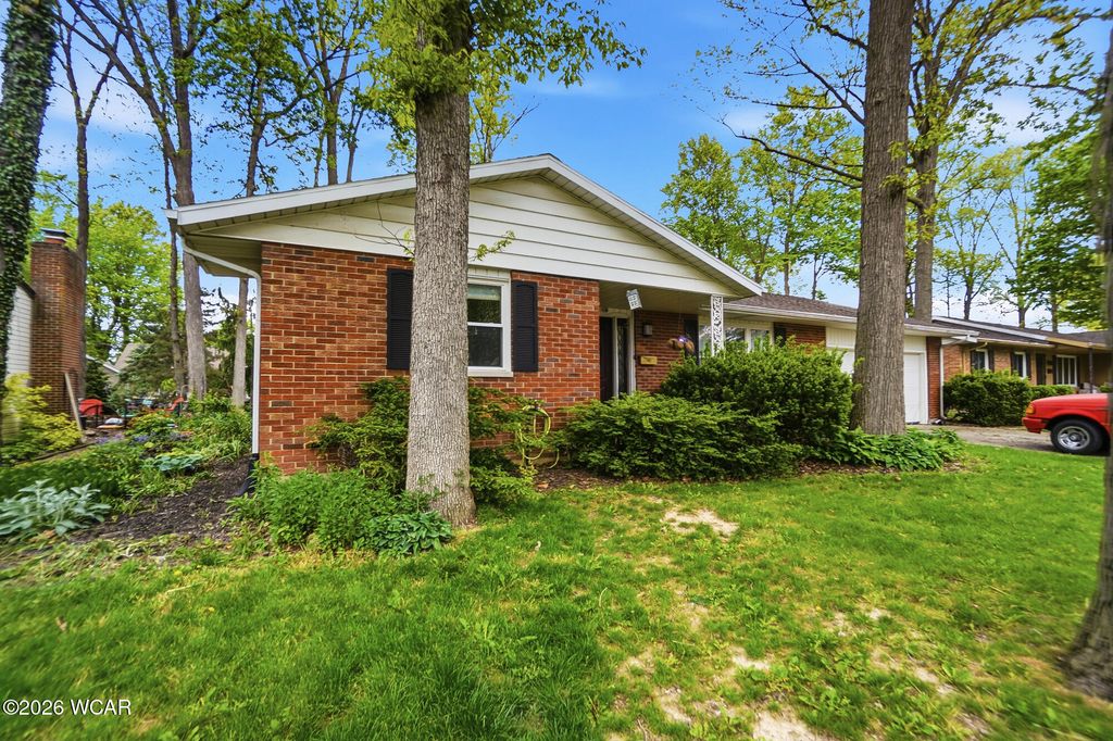 Photo of 115 Barnsbury Drive, Lima, OH 45804 (MLS # 310274)