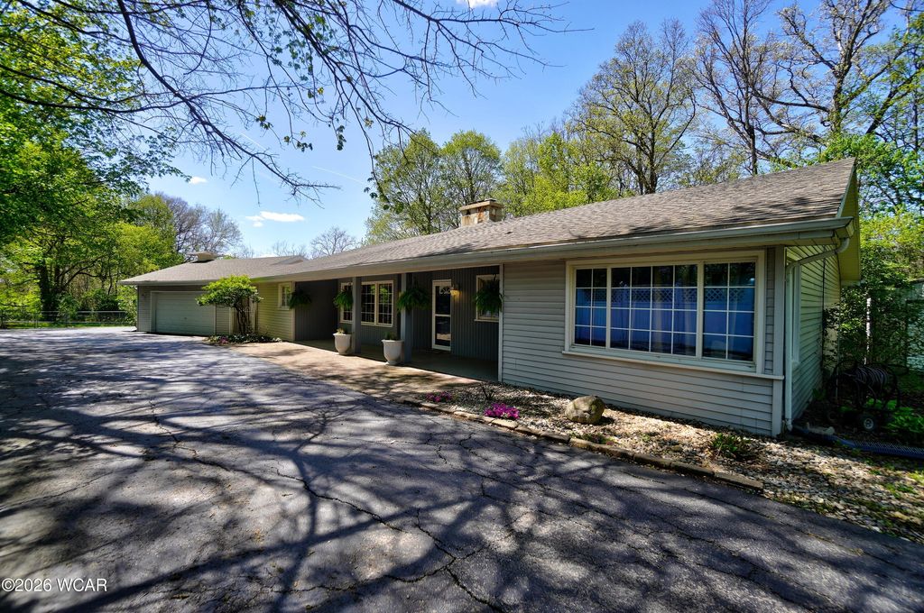 Photo of 1822 Shawnee Road, Lima, OH 45805 (MLS # 310059)