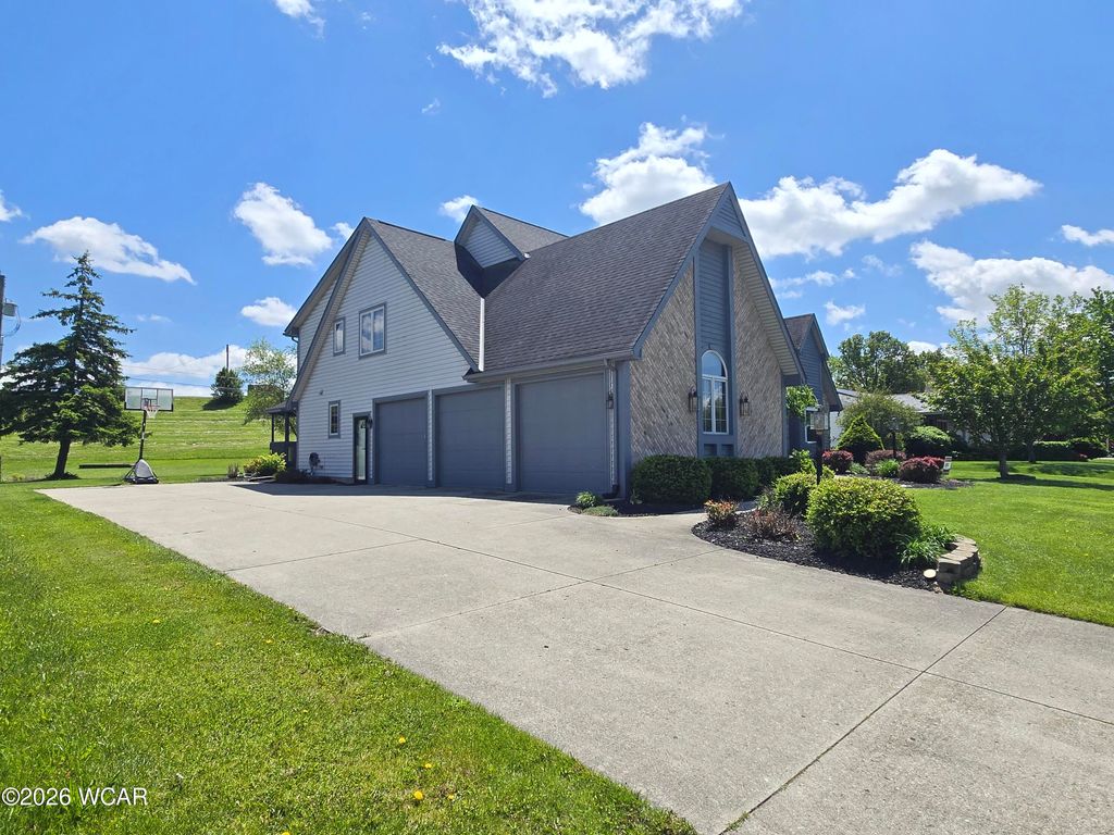 Photo of 820 Yorkshire Drive, Lima, OH 45804 (MLS # 310206)
