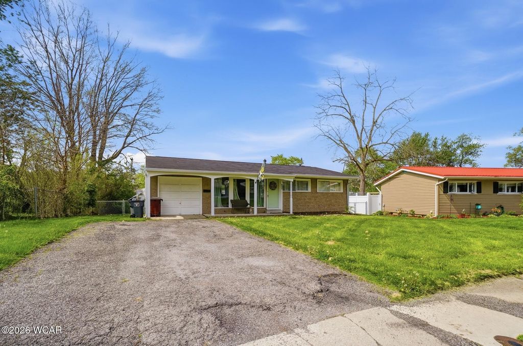 Photo of 417 W Northern Avenue, Lima, OH 45801 (MLS # 310079)