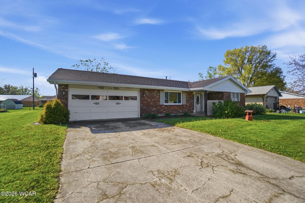 Photo of 1044 Woodland Drive, Lima, OH 45805 (MLS # 309998)