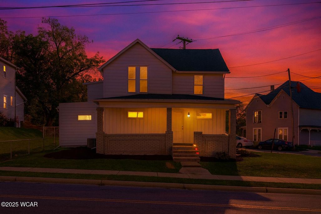 Photo of 806 Bellefontaine Avenue, Lima, OH 45804 (MLS # 308573)