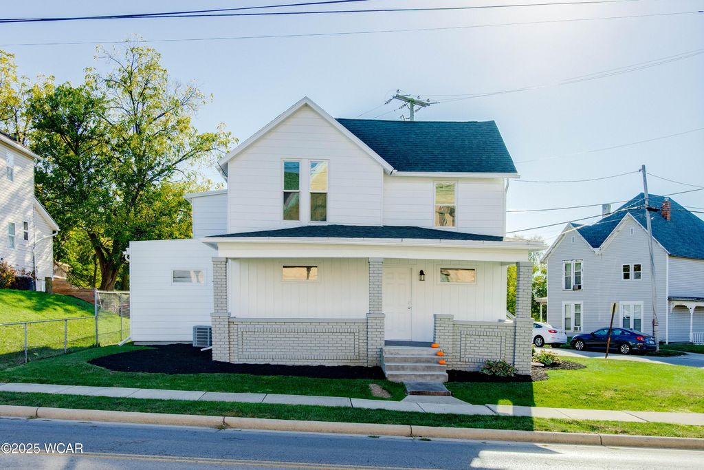 Photo of 806 Bellefontaine Avenue, Lima, OH 45804 (MLS # 308573)