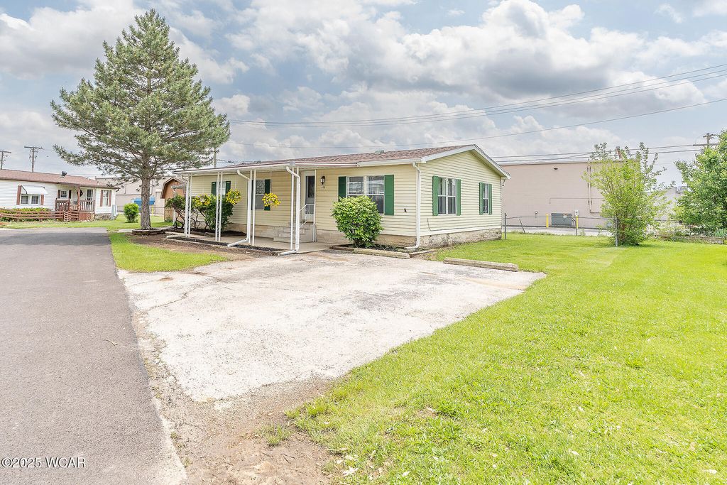 Photo of 1203 Chateau Court, Findlay, OH 45840 (MLS # 307186)