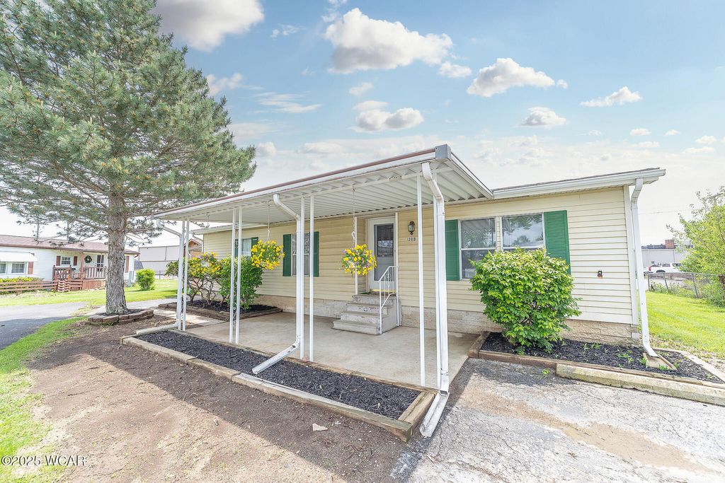 Photo of 1203 Chateau Court, Findlay, OH 45840 (MLS # 307186)