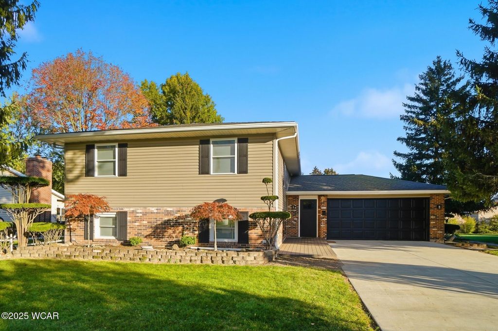 Photo of 906 Aster Drive, Wapakoneta, OH 45895 (MLS # 308712)