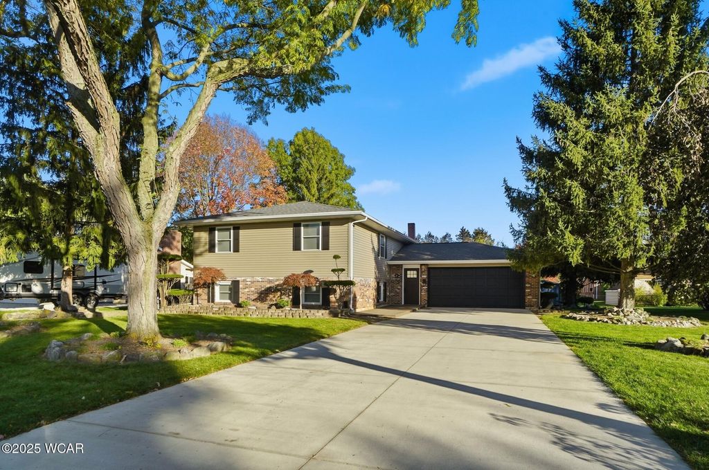 Photo of 906 Aster Drive, Wapakoneta, OH 45895 (MLS # 308712)