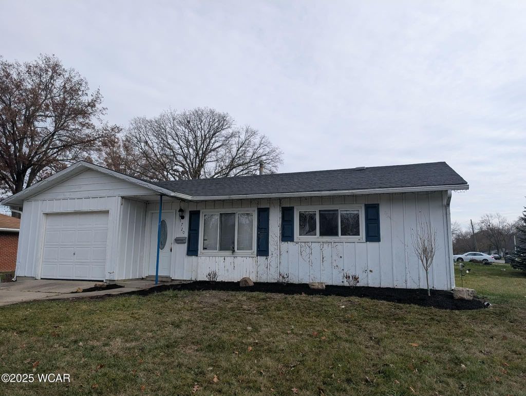 Photo of 1720 Brookwood Drive, Lima, OH 45801 (MLS # 308919)