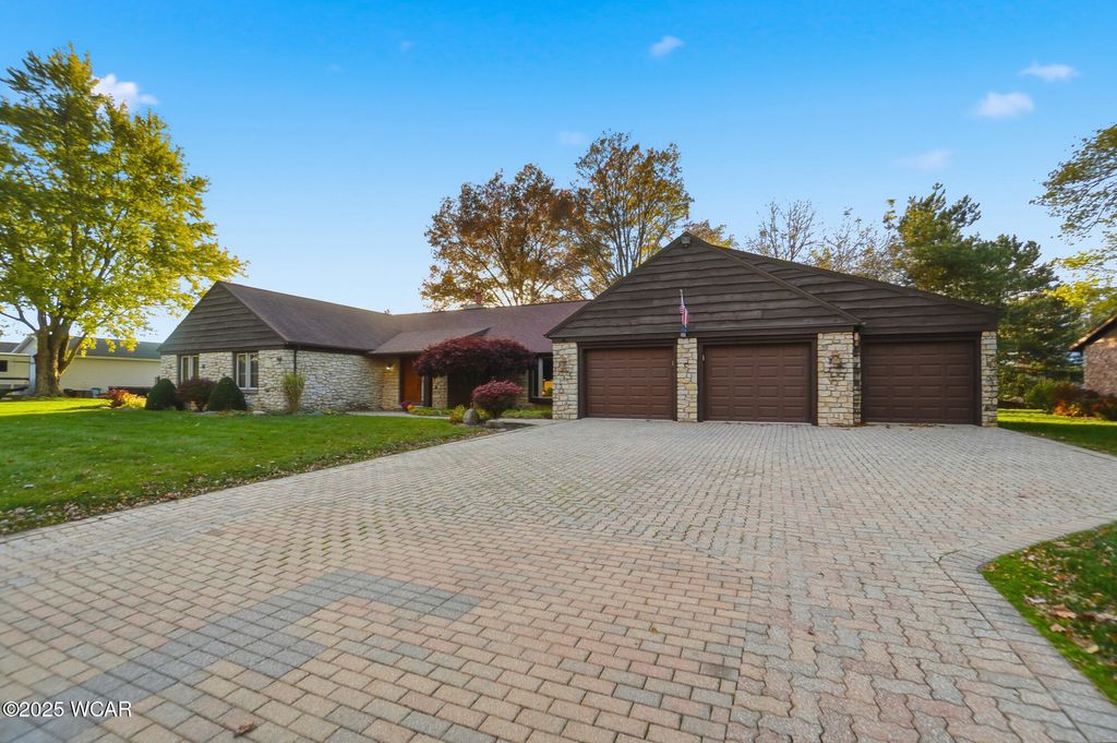 Photo of 601 Warren Street, Wapakoneta, OH 45895 (MLS # 308729)