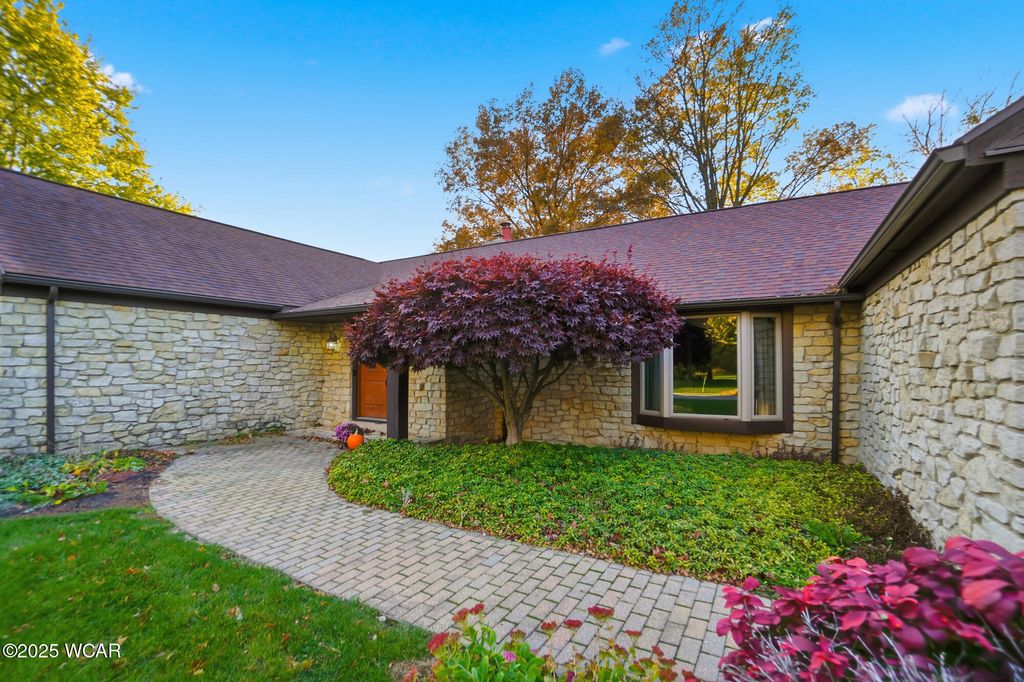 Photo of 601 Warren Street, Wapakoneta, OH 45895 (MLS # 308729)