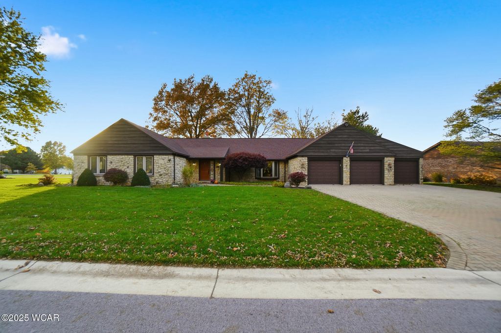 Photo of 601 Warren Street, Wapakoneta, OH 45895 (MLS # 308729)