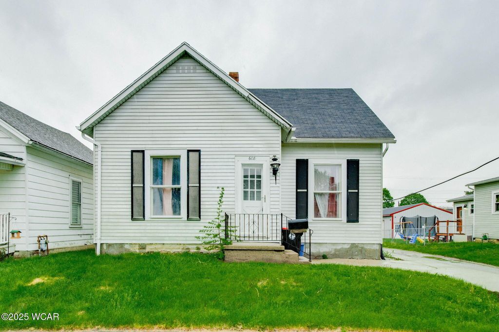 Photo of 608 W Pearl Street, Wapakoneta, OH 45895 (MLS # 309610)