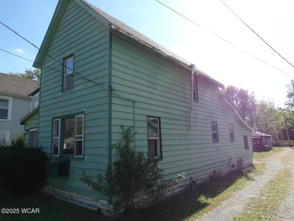 Photo of 1224 E Market Street, Lima, OH 45804 (MLS # 308813)
